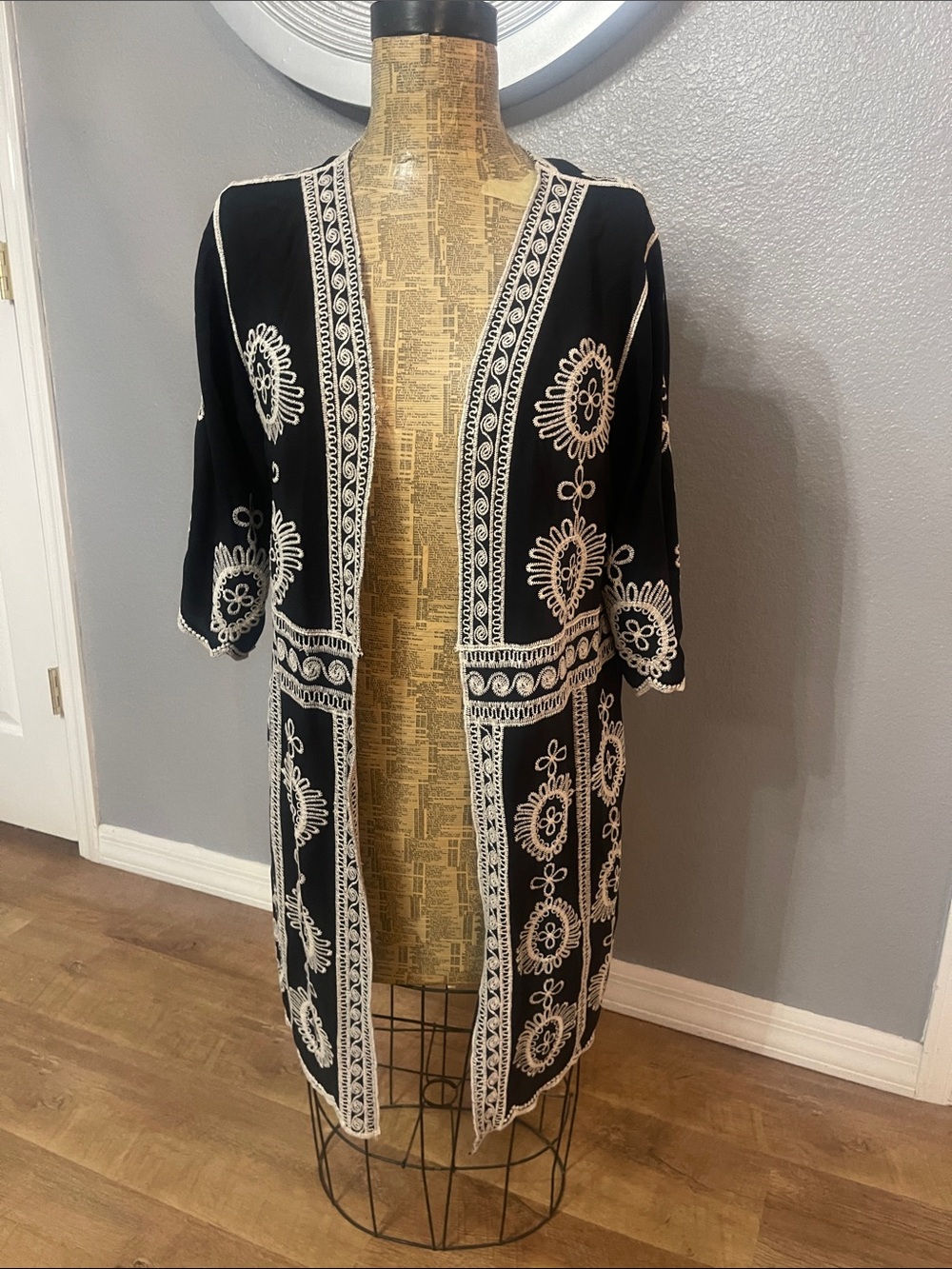 Chico’s Embroidered Kimono Cardigan - Cream Trim size M/L